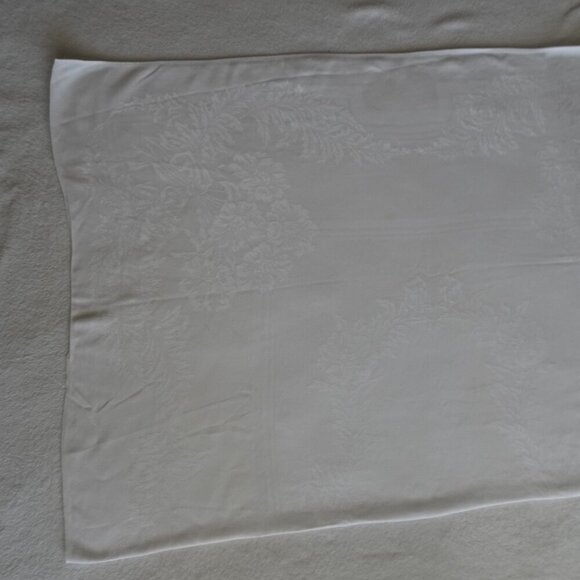 White Damask Linen Hemmed Selvage Tablecloth 68”x 50” Floral Vintage Rectangle - Picture 5 of 6